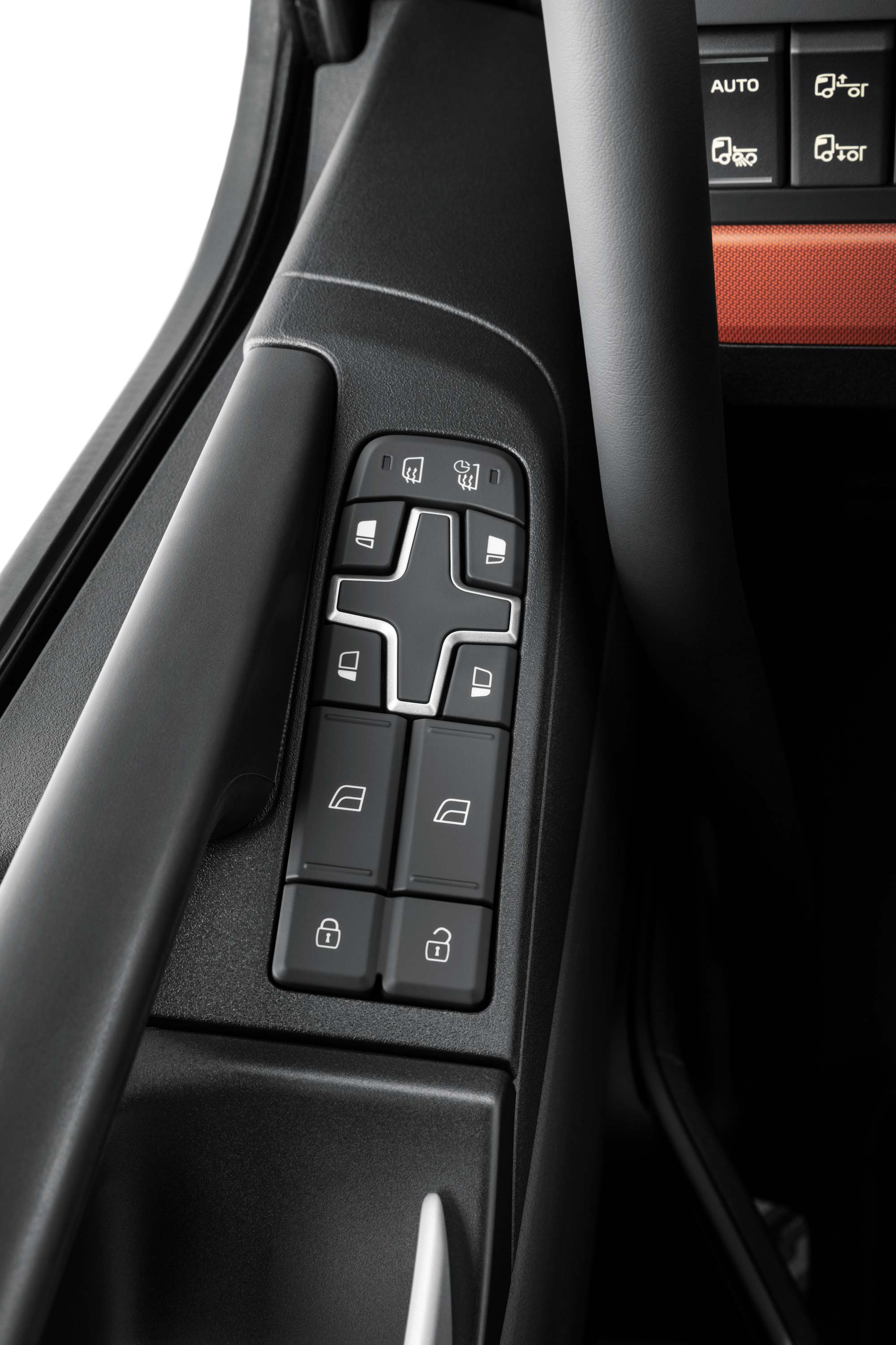 Krmilni elementi so vgrajeni v kabino vozila Volvo FH16 za lažji dostop.