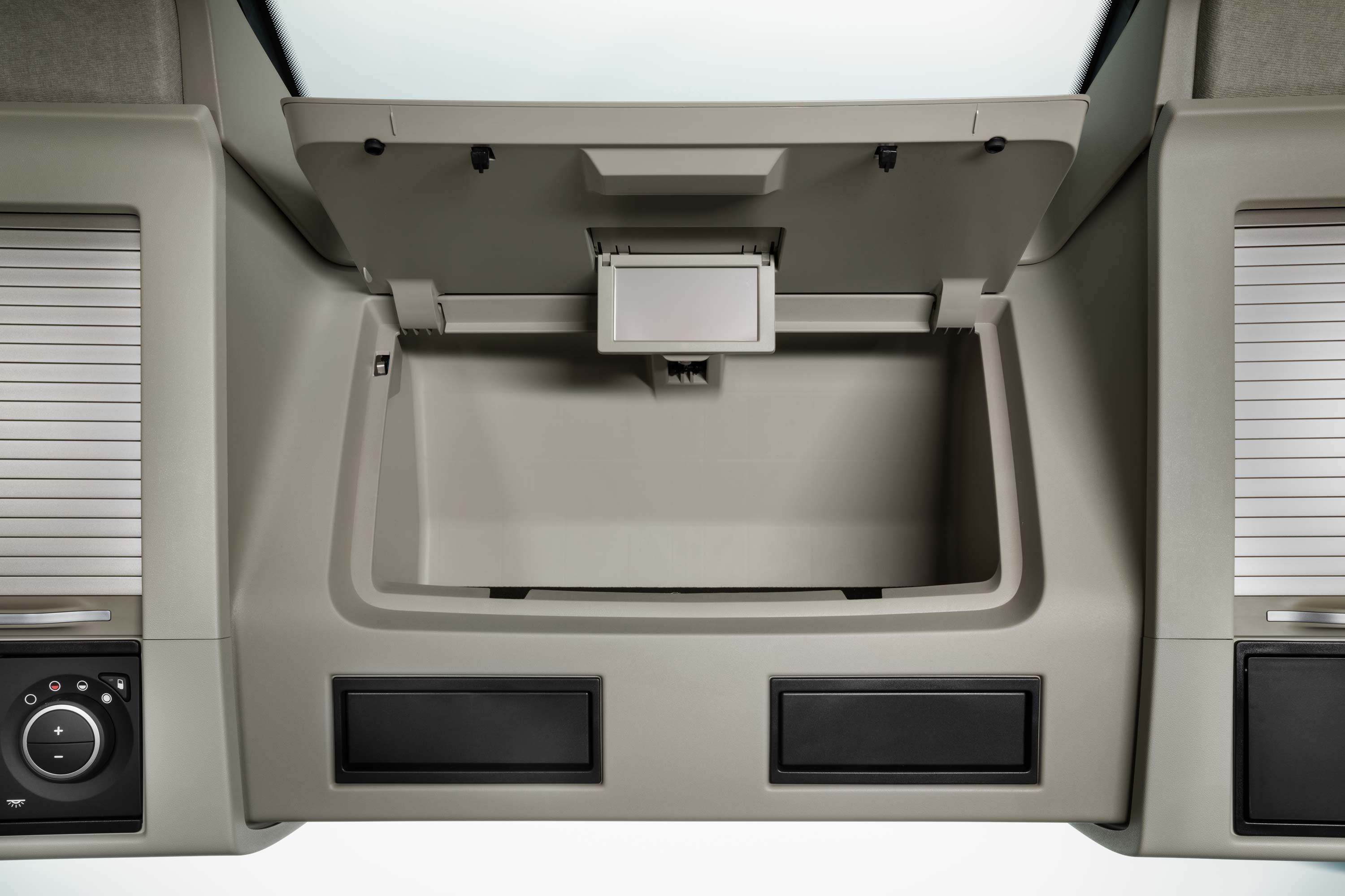 Veliko priročnega odlagalnega prostora v kabini vozila Volvo FH16.